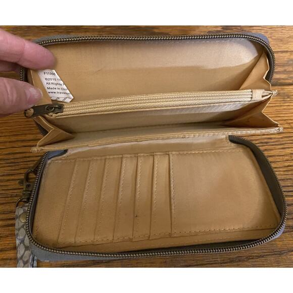 Travelon Wristlet Wallet Women’s Gray Cream - Picture 2 of 5
